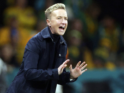 La coach-espionne retrouve de l'embauche après sa suspension