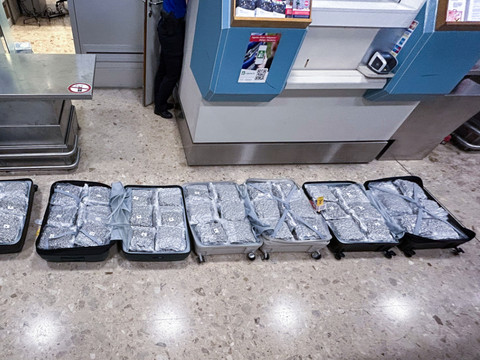 Aéroport de Genève: deux voyageurs pincés avec 106 kilos de marijuana