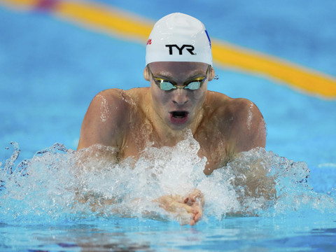 Marchand explose le record du monde du 200 m 4 nages