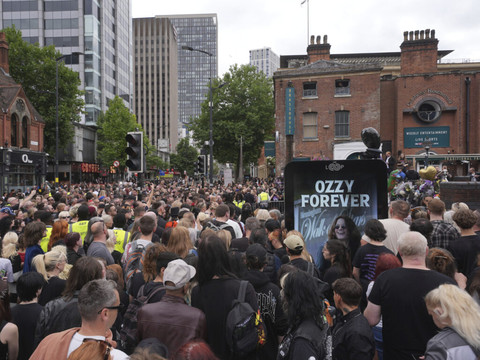 A Birmingham, dernier hommage de milliers de fans à Ozzy Osbourne