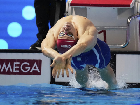 200 m dos: Mityukov signe le 3e temps des séries