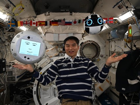 Des robots allemand et japonais collaborent sur l'ISS