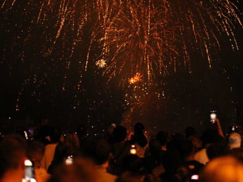 Grand feu d'artifice sur le Rhin pour la fête nationale à Bâle