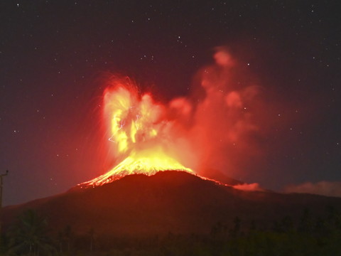 Un volcan indonésien projette des cendres à 18 km d'altitude