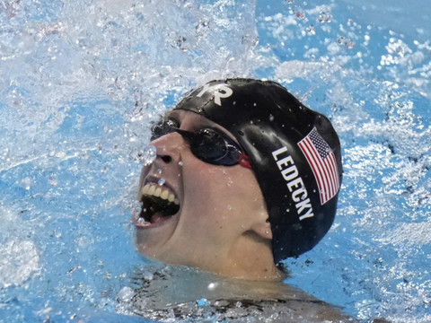 Katie Ledecky garde la main sur 800 m