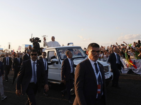 Arrivée du pape en hélicoptère devant une foule en liesse à Rome
