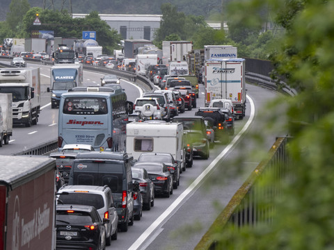 Chassé-croisé des vacances: nouveaux bouchons au tunnel du Gothard