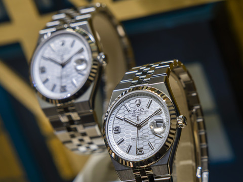 Rolex emporte une manche contre un atelier de personnalisation