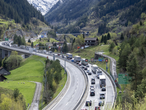 Un bouchon de 11 km lundi matin au portail nord du Gothard
