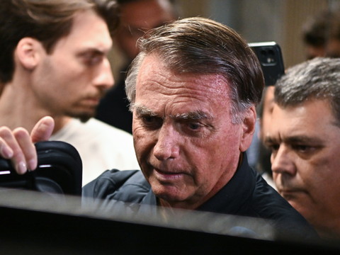 Brésil: l'ex-président brésilien Bolsonaro assigné à résidence