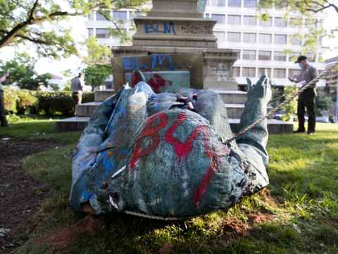 Washington: la statue d'un général sudiste déboulonnée réinstallée