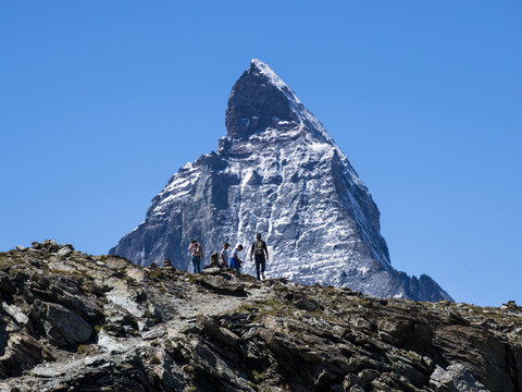 Un alpiniste a perdu la vie en gravissant le Cervin