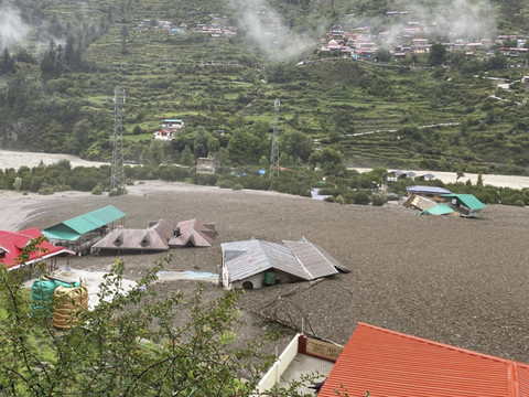 Crue subite dans une localité himalayenne: près de 100 disparus