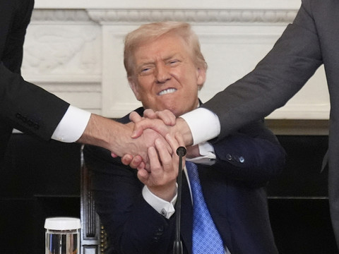 Ne pas hésiter à flatter Donald Trump, estime James McGovern