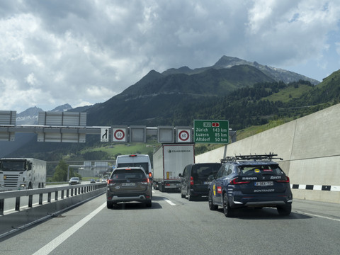 Onze kilomètres de bouchons à l'entrée sud du Gothard
