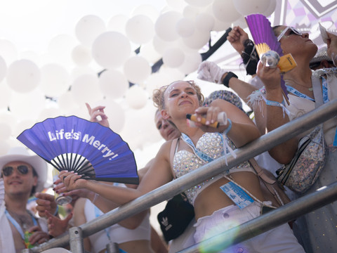 Centaines de milliers de personnes à Zurich pour la Street Parade