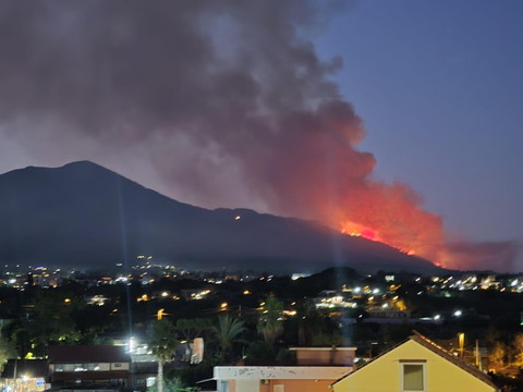 Les touristes interdits sur les flancs du Vésuve en feu
