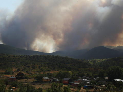 Espagne: incendie toujours actif dans un site classé à l'Unesco