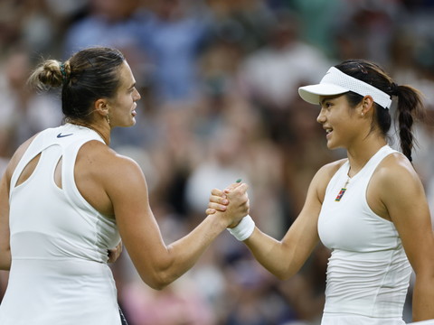 Sabalenka s'en sort en plus de 3h contre Raducanu