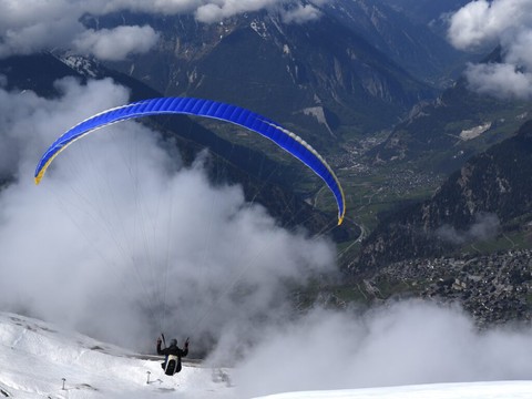 Un parapentiste chute mortellement à Fiesch (VS)