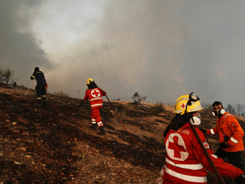 Grèce: amélioration sur le front des incendies, à Patras notamment
