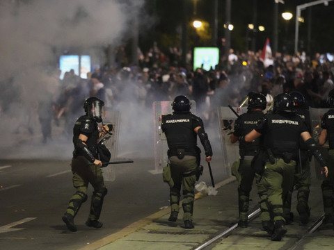 En Serbie, les manifestations dégénèrent en affrontements