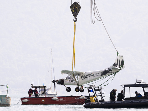 Le petit avion biplace accidenté dans le Léman a été sorti de l'eau