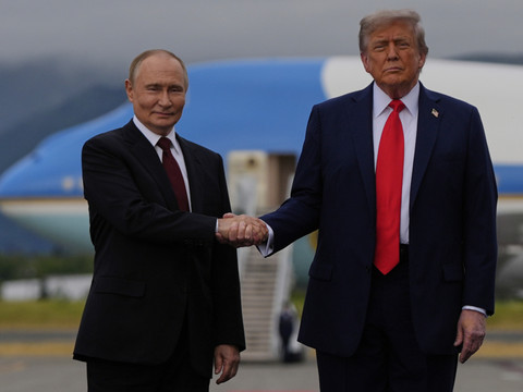 Trump et Poutine se serrent la main avant leur sommet en Alaska