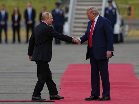 Poignée de main historique entre Trump et Poutine avant leur sommet