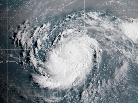 L'ouragan Erin passe au maximum à l'approche des Caraïbes