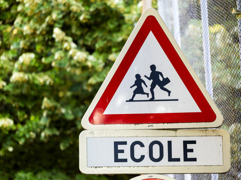 Exclusion des élèves frontaliers: des familles contre-attaquent