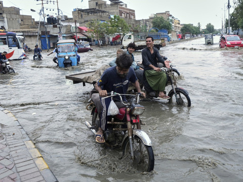 Le Pakistan, endeuillé par la mousson, attend de nouvelles pluies
