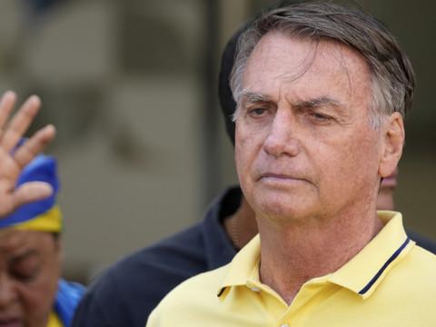 Brésil: la police demande l'inculpation de Bolsonaro et de son fils