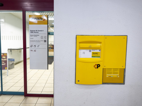 Résultats en baisse pour la Poste, qui biffe une centaine d'emplois