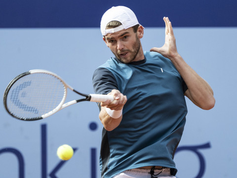 Kym, Hüsler et Riedi à un succès du tableau final