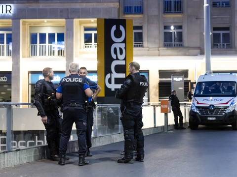 Poubelles en feu et tirs de mortiers sur la police à Lausanne