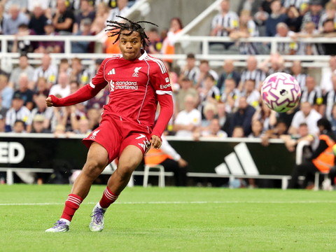 Liverpool s'en sort de justesse à Newcastle