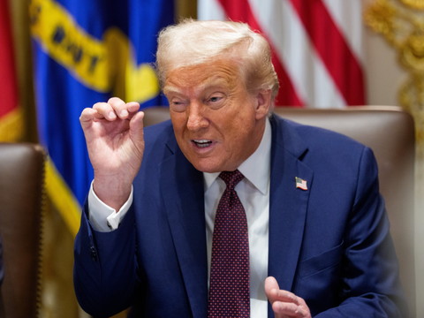 Le dollar regagne du terrain après l'assaut de Trump contre la Fed