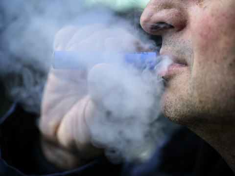 Genève interdit la vente de cigarettes électroniques à usage unique