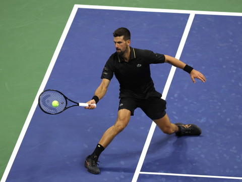 Djokovic en 8e de finale, mais sans convaincre