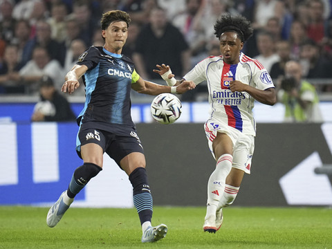 L'OM craque à dix à Lyon, Monaco s'impose dans la douleur