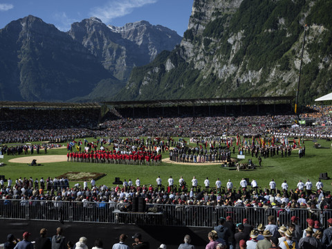 Un demi-million de fans à la Fête fédérale de lutte à Mollis (GL)