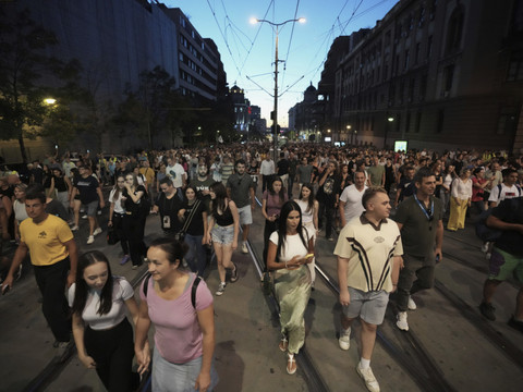 Des milliers de manifestants à Belgrade pour demander des élections