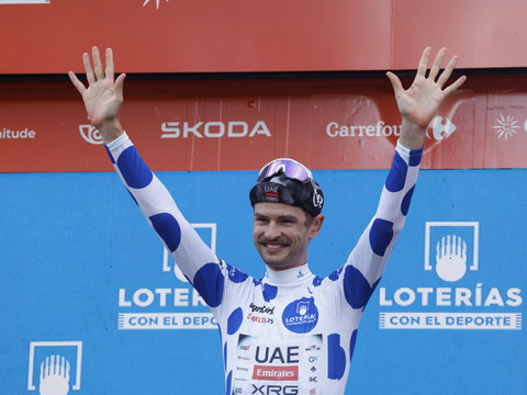 Jay Vine remporte la 10e étape, Vingegaard leader