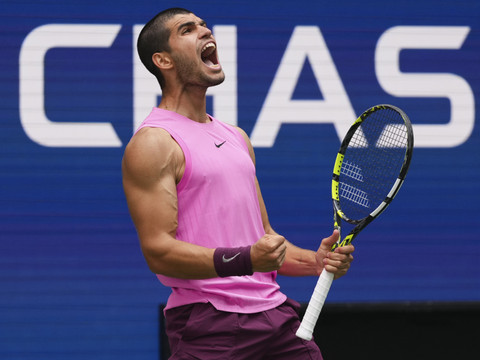 Alcaraz rallie le dernier carré, toujours en trois sets
