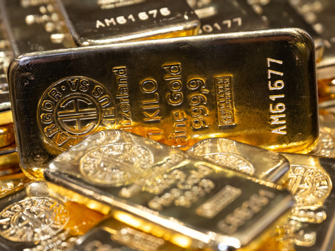 Le dollar se maintient, l'or à un nouveau record