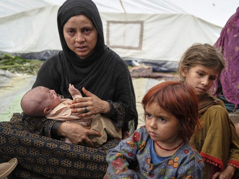 En Afghanistan, les rescapés attendent encore de l'aide