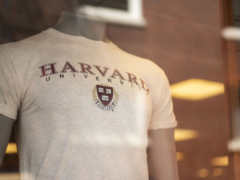 Une juge annule le gel des financements à Harvard décidé par Trump