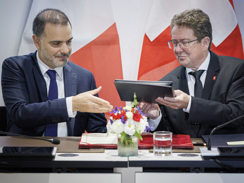 Eaux du Rhône et du Léman: accord franco-suisse signé à Genève