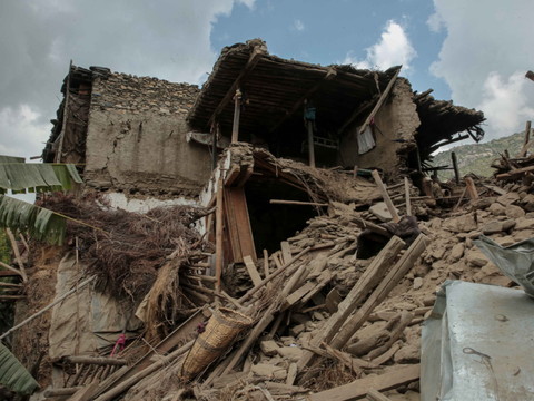 Le bilan du séisme en Afghanistan bondit à plus de 2200 morts